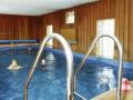 Gro&szlig;es beheiztes Hallenschwimmbad
